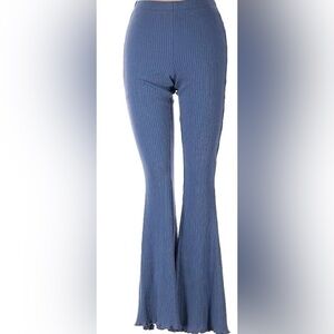 Aerie Flare Kick Ribbon leggings with scallop bottoms. Mid rise in blue size xs